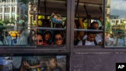 La gente viaja en un autobús completamente lleno el jueves 6 de abril de 2023. (Foto AP/Ramón Espinosa)