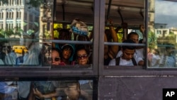 Cubanos en un autobús en La Habana.