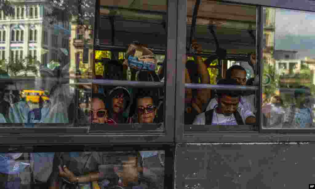 La gente viaja en un autobús completamente lleno el jueves 6 de abril de 2023. (Foto AP/Ramón Espinosa)