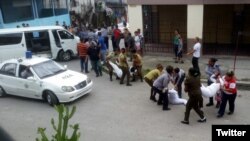 Fuerzas represivas detienes a Damas de Blanco en domingo 141 de #Todos Marchamos. (Foto: Angel Moya)