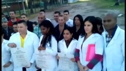 Protestan en Colombia médicos cubanos que escaparon de misión