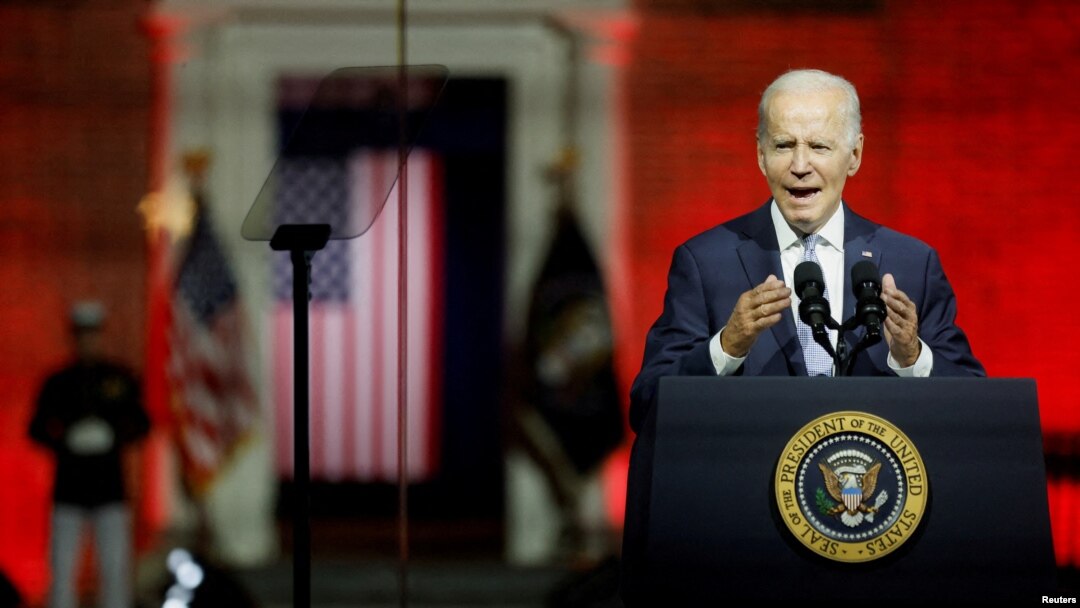 Frente al Parque de la Independencia en Filadelfia, el presidente Joe Biden pronuncia un discurso el 1 de septiembre de 2022. (Reuters/Jonathan Ernst).