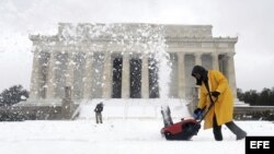 Un operario del Servicio de Parques Nacionales trabaja en las labores de limpieza de la nieve que cubre la zona del Memorial de Lincoln, en Washington DC (Estados Unidos).