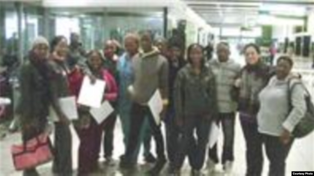 Estudiantes de medicina sudafricanos antes de viajar a Cuba