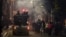 Bolivianos saludan en una calle de La Paz la noche del domingo a un vehículo de la policía que patrulla la zona (Foto: Ronaldo Schemidt/AFP).