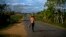 FOTO ARCHIVO. Un campesino camina por una carretera en la provincia de Pinar del Río, Cuba.  AP/Ramón Espinosa
