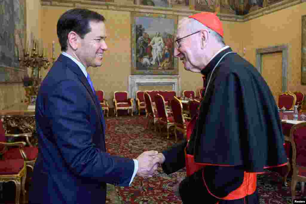 Rubio saluda al cardenal Pietro Parolin, secretario de Estado del Vaticano, en su visita a la santa sede. 