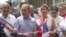 El alcalde de Nueva York, Michael Bloomberg (2-i), corta la cinta de inicio del Desfile Nacional Dominicano 2013.