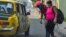 Una pareja habla con un taxista la mañana del lunes en una calle de La Habana (Yamil Lage/AFP).