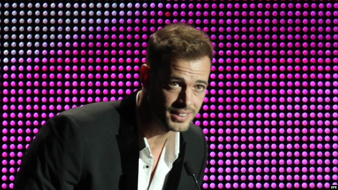 El actor cubano William Levy recibe una estatuilla hoy, martes 13 de marzo de 2012, durante la entrega de los Premios Casandra en Santo Domingo (República Dominicana). La ceremonia reconoce anualmente la labor de representantes del mundo del arte y la cul