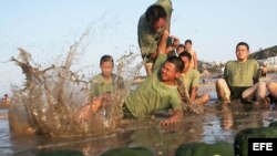 Archivo - Soldados de la guardia costera china durante un entrenamiento en la playa de Yuhuan, en la provincia Zhejiang al sureste de China.