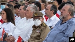 Una imagen de archivo del general Raúl Castro, flanqueado por Miguel Díaz-Canel y Manuel Marrero, presidente y primer ministro de la isla. (AP/Ramón Espinosa).