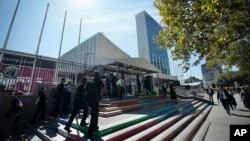 Personas llegan a la sede de Naciones Unidas de cara a la Asamblea General, el domingo 17 de septiembre de 2023, en Nueva York. (AP Foto/Bryan Woolston)