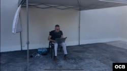 Ferrer inició una huelga de hambre en el estacionamiento del Museo Americano de la Diáspora Cubana.