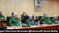 El General Raúl Castro flanqueado por su sucesor Miguel Díaz-Canel y el premier Manuel Marrero una reunión del Ejército Occidental celebrada en enero de 2025.