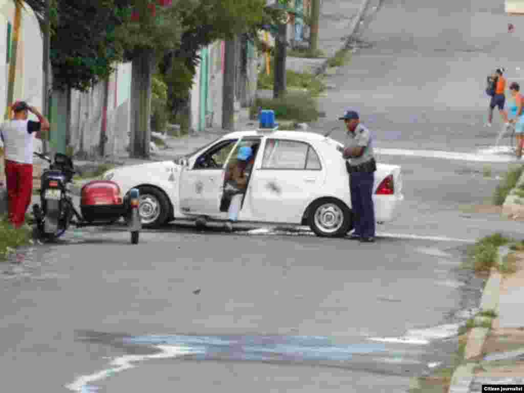 Vigilancia en los alrededores de la sede de las Damas de Blanco. Foto Angel Moya