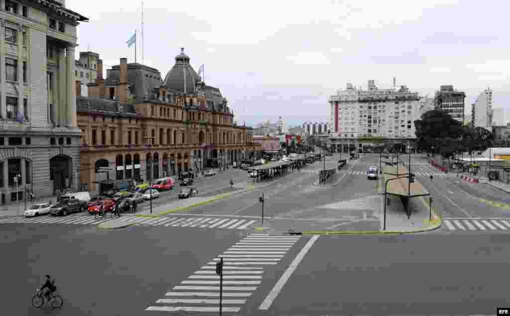 Vista general de las estaciones de autobuses y de tren en el barrio Constitución de Buenos Aires (Argentina).