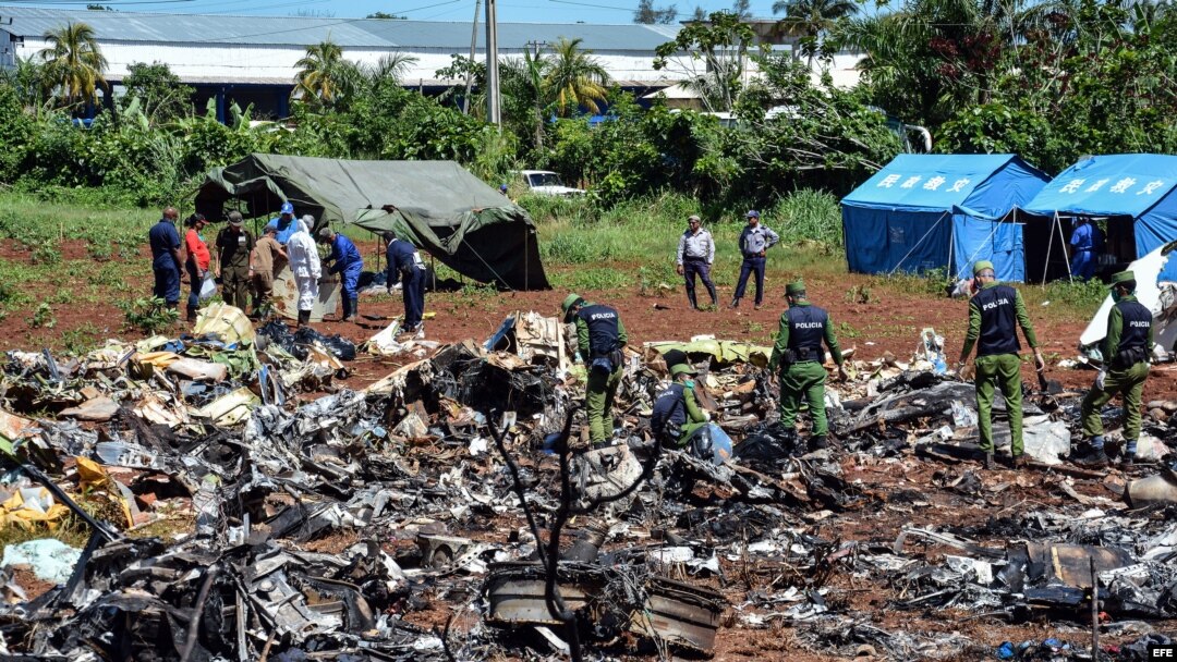 Personal cubano trabaja entre los escombros del avión accidentado en La Habana. 