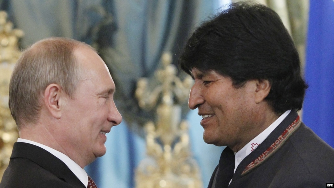  El presidente ruso, Vladímir Putin (i), saluda a su homólogo boliviano, Evo Morales, durante su encuentro en el Kremlin, Moscú (Rusia), el 2 de julio de 2013.