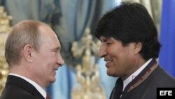  El presidente ruso, Vladímir Putin (i), saluda a su homólogo boliviano, Evo Morales, durante su encuentro en el Kremlin, Moscú (Rusia), el 2 de julio de 2013.