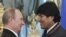  El presidente ruso, Vladímir Putin (i), saluda a su homólogo boliviano, Evo Morales, durante su encuentro en el Kremlin, Moscú (Rusia), el 2 de julio de 2013.