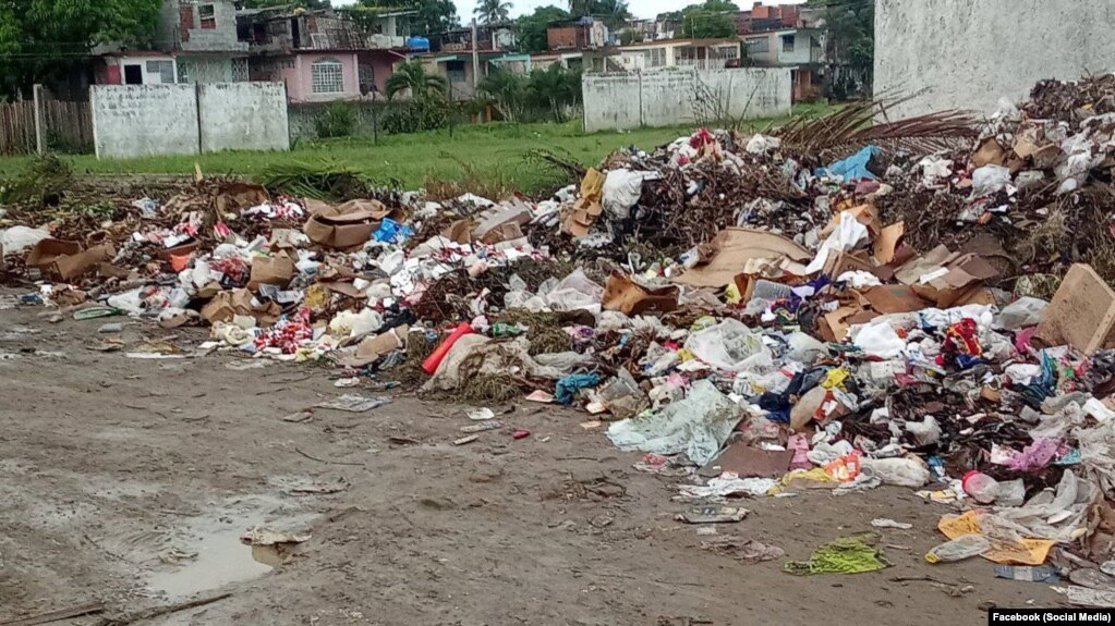 Un enorme basurero en la ciudad de Guantánamo, en las calles 9 Sur y 5 Oeste, podría contribuir a la tupición de tragantes ante el paso del huracán Melissa. 