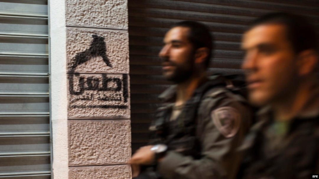 Vista de un grafiti en el que se lee "Arma blanca, rebelión en Jerusalén" .