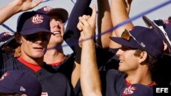 Fotografía de archivo. El equipo de beisbol de Estados Unidos celebra su victoria en la final de la Semana del Béisbol, en Haarlem, Holanda el domingo 13 de julio de 2008. 