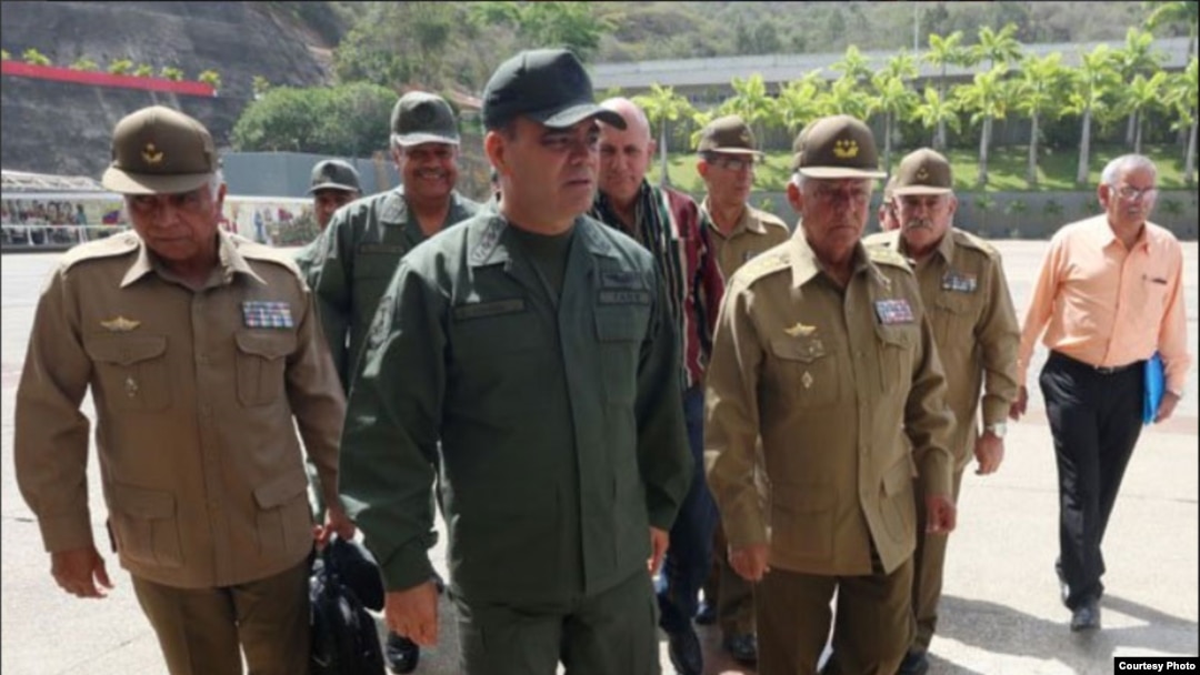 El jefe de la FALN venezolana, Vladimir Padrino, con oficiales militares cubanos, que son el sostén de la dictadura de Nicolás Maduro.
