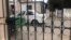 Una patrulla de la policía vigila la vivienda de un activista en La Habana. (Foto: Archivo)