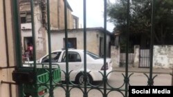 Una patrulla de la policía frente a una vivienda en La Habana. (Archivo)