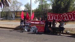 Manifestantes protestan contra la presencia de Yoani Sánchez en la reunión de la SIP