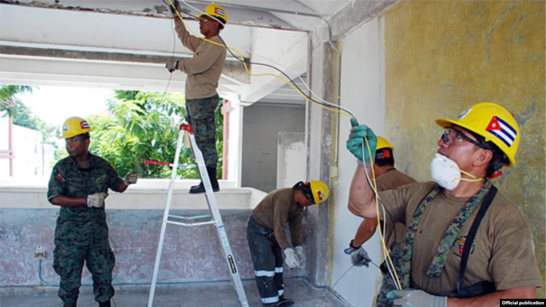 Ecuatorianos trabajando en Santiago de Cuba.