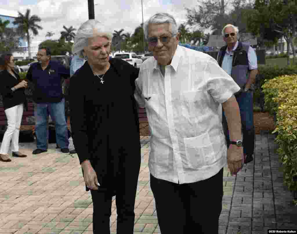 Silvia Iriondo y Jos&#233; Basulto durante la ceremonia de recordaci&#243;n. 