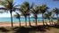Un grupo de turistas camina por la playa de Varadero. 