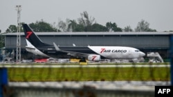 Un avión de carga procedente de Miami permanece en la pista tras aterrizar en el Aeropuerto Internacional José Martí de La Habana el 21 de julio de 2026.