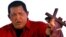 Archivo - Hugo Chávez toca una imagen de Jesús 