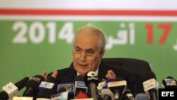 El ministro de Interior argelino, Tayeb Belaize, anuncia ante la prensa los resultados de las elecciones presidenciales argelinas, celebradas ayer, en Argel, Argelia.