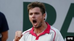 Stanislas Wawrinka celebra la victoria conseguida ante su compatriota Roger Federer.