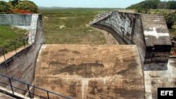 ARCHIVO. Un embalse de agua completamente seco en la provincia de Holguín.