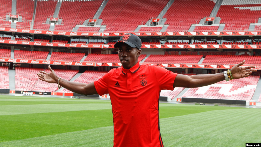  Pedro Pablo Pichardo posa en el Club Benfica. Tomado de la cuenta oficial @SLBenfica