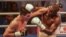 El boxeador cubano Julio César La Cruz (d) venció al mexicano Rogelio Romero en los 81 kilogramos.