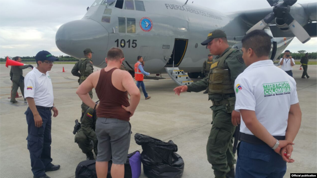 Los primeros deportados. Foto Migración Colombia.