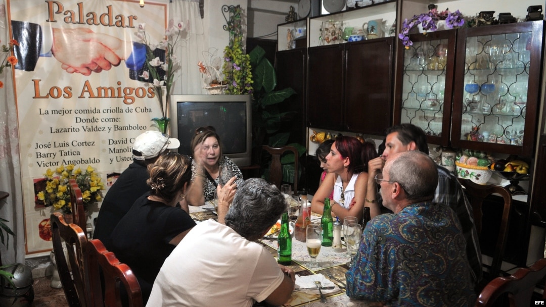 Varias personas almuerzan en el restaurante privado "Los Amigos", en La Habana. 