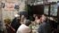 Varias personas almuerzan en el restaurante privado "Los Amigos", en La Habana. 