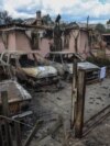 Zona residencial gravemente dañada por ataques con misiles y drones rusos, en las afueras de Kyiv, Ucrania. 