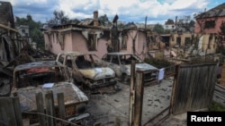 Zona residencial gravemente dañada por ataques con misiles y drones rusos, en las afueras de Kyiv, Ucrania. 