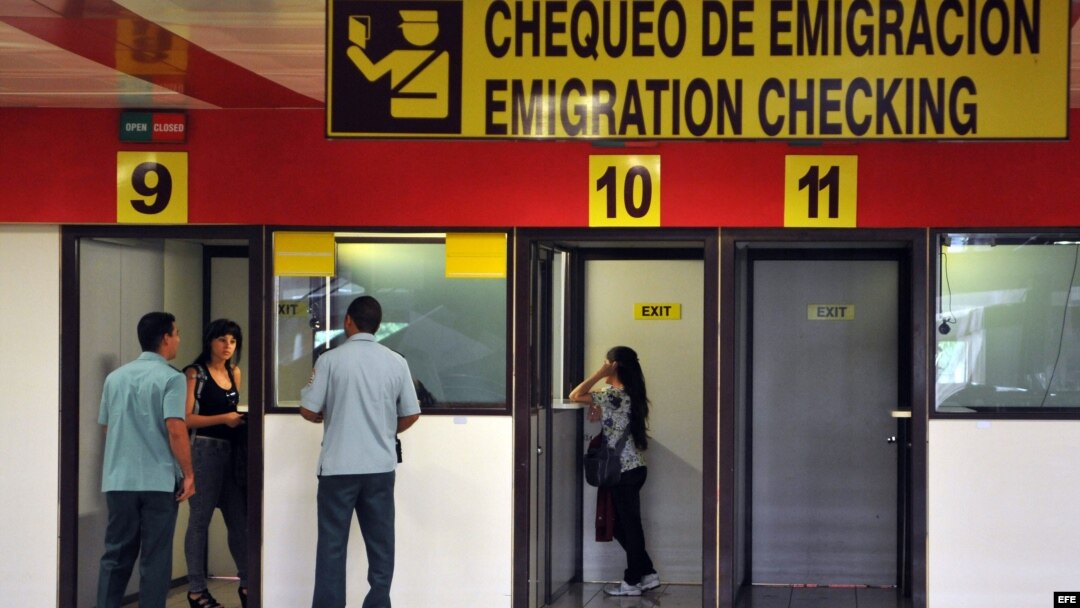  Dos mujeres chequean su pasaportes en las cabinas de emigración del aeropuerto Internacional José Martí hoy, martes 16 de octubre de 2012, en La Habana (Cuba). Cuba anunció hoy la eliminación de los permisos de salida para viajar al extranjero y dejará s