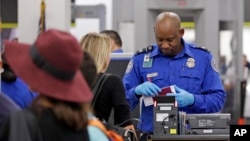 Chequeo de seguridad en el Aeropuerto Internacional de Miami. La dirección de la terminal aérea dijo desconocer el áera que visitaron los oficiales cubanos. (AP/Lynne Sladky, Archivo)