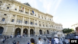 Un grupo de periodistas se reúne en frente del Palacio de Justicia, donde el Tribunal Supremo italiano estudia el recurso de apelación, presentado por el ex primer ministro Silvio Berlusconi, contra una condena de cárcel